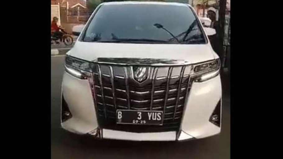 Habib Rizieq Dijemput Toyota Alphard Putih Usai Bebas Bersyarat