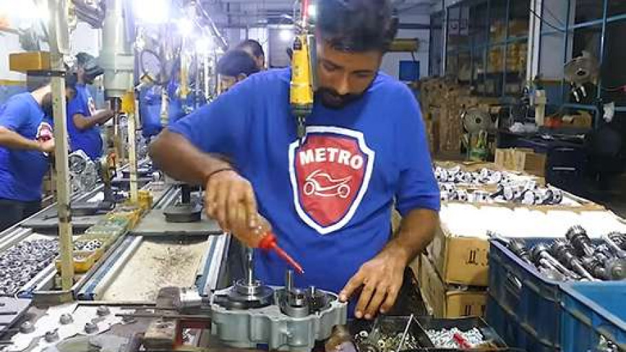 Melihat Proses Singkat Merakit Mesin Motor - Motor KatadataOTO