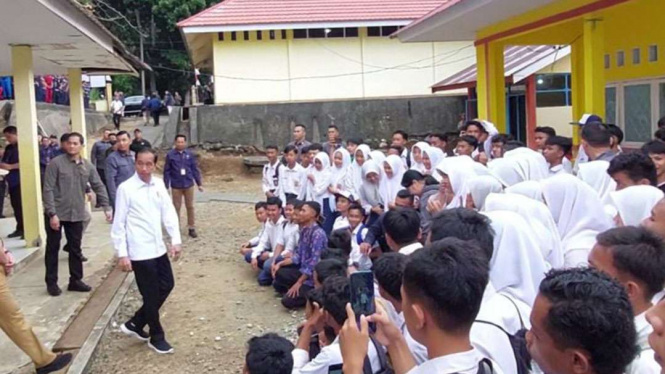 Jokowi bagikan kendaraan listrik