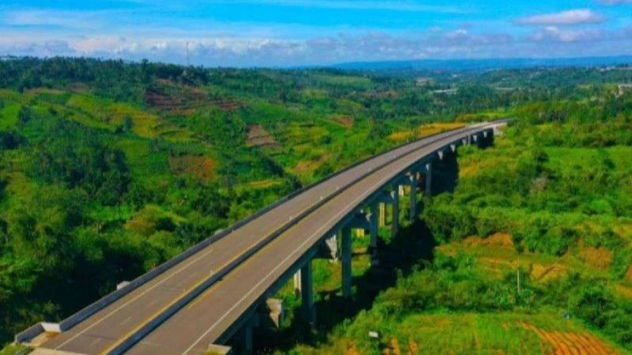 Kendaraan Dialihkan ke Cigombong Usai Tol Bocimi Longsor