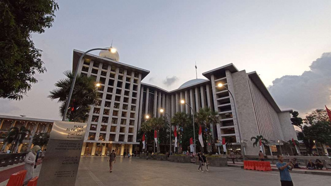 Parkir di kawasan luar Masjid Istiqlal