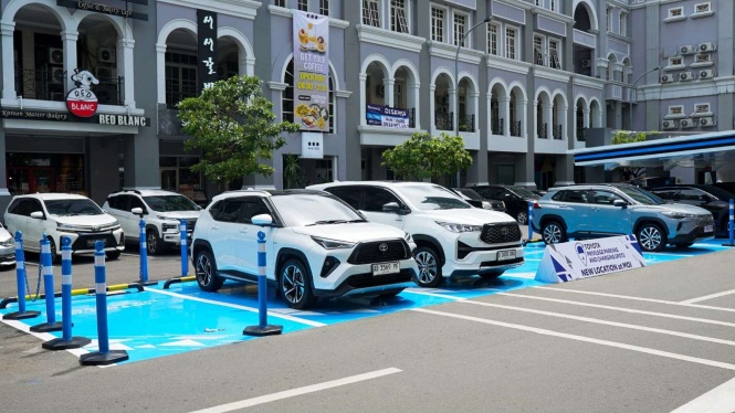 Toyota Siapkan Area Parkir Khusus Mobil Hybrid dan EV