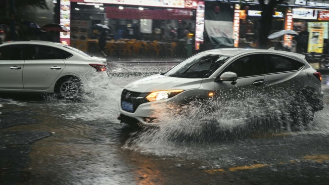 Bahaya Laten Menerabas Banjir buat Kaki-Kaki Mobil Bahaya Laten Menerabas Banjir buat Kaki-Kaki Mobil
