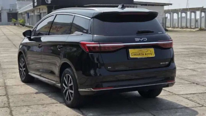 BYD M6 bekas