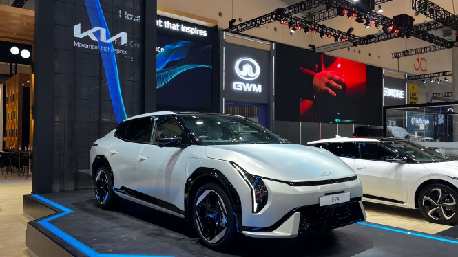 Kia EV4 Mejeng di GIIAS 2025, Banyak Program Menarik