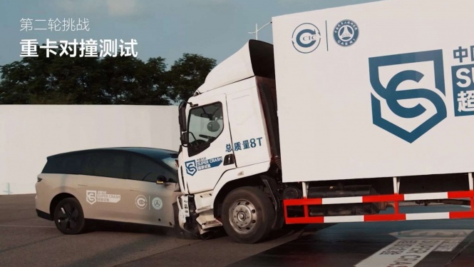 Sebuah Mobil Listrik Dites Adu Banteng dengan Truk, Cek Faktanya