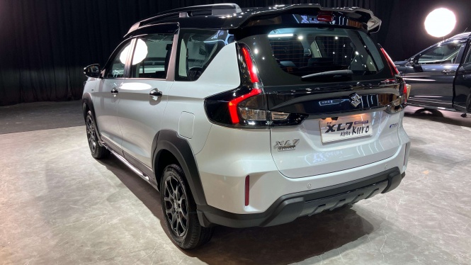 Suzuki XL7 Hybrid Alpha Kuro