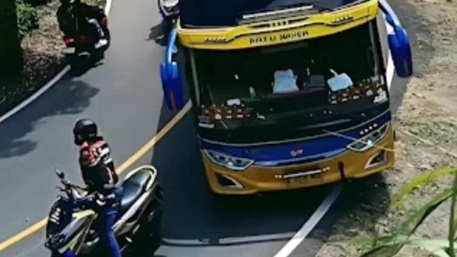 Pengendara Nmax Minta Maaf Usai Adang Bus di Tikungan Ciwidey