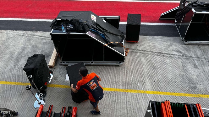 Proses Pengemasan Motor Balap Tim MotoGP Setelah Seri Mandalika