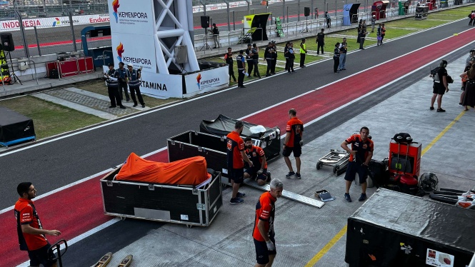 Proses Pengemasan Motor Balap Tim MotoGP Setelah Seri Mandalika
