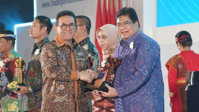 Toyota Wins Award, Appreciation for 3 Million Export Units