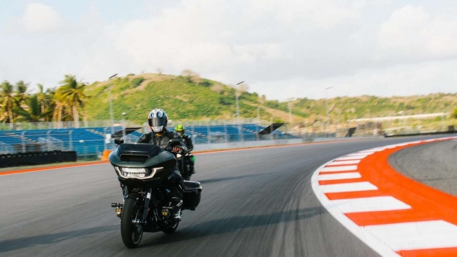 Anak Elang Jakarta Pacu Harley-Davidson di Sirkuit Mandalika