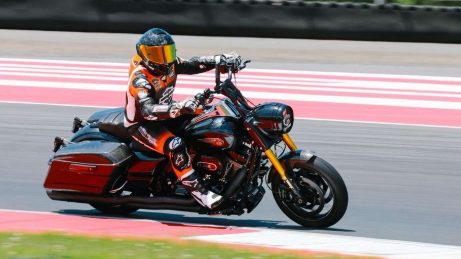 Anak Elang Jakarta Pacu Harley-Davidson di Sirkuit Mandalika