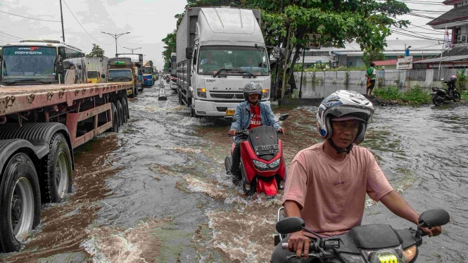 Tips Berkendara Motor yang Aman Saat Cuaca Ekstrem