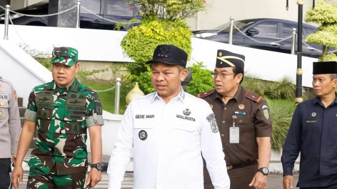 Abdul Wahid's Garage Contents: Riau Governor Caught in a Sting Operation Only Has 2 Cars
