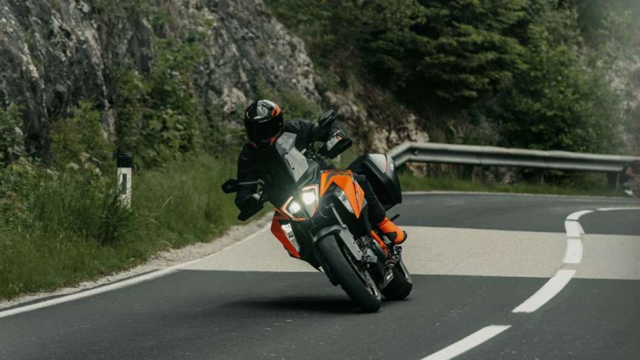 Bajaj beli KTM