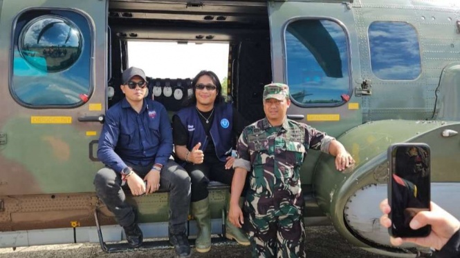 Praz Teguh's Garage Contents Providing Aid to Sumatra Flood Victims