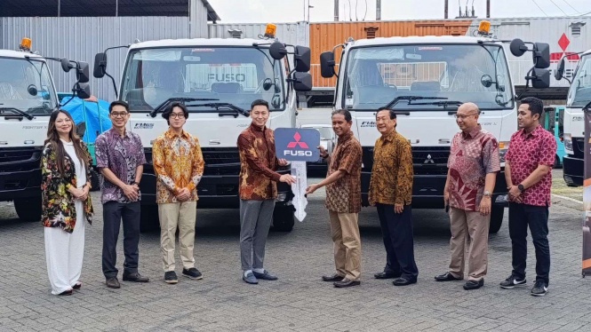 Mitsubishi Fuso Delivers 10 Fighter X to Crazy Rich Surabaya