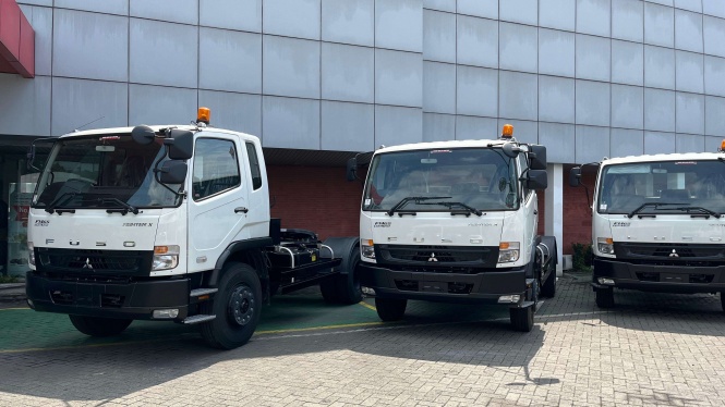 Mitsubishi Fuso Serahkan 10 Fighter X ke Crazy Rich Surabaya