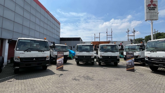 Mitsubishi Fuso Serahkan 10 Fighter X ke Crazy Rich Surabaya
