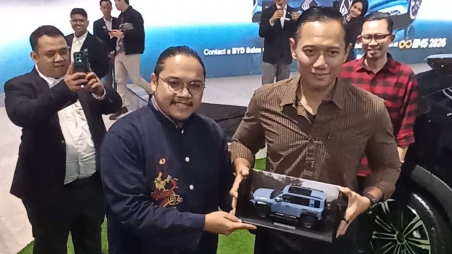 AHY tertarik Denza B5