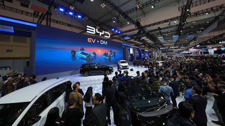 BYD M6 EV